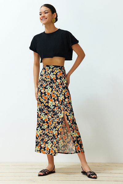 Trendyol Collection Vícebarevná viskózová tkanina s květinovým vzorem rozparkovaná midi tkaná sukně TWOSS24ET00126