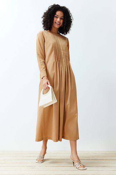 Trendyol Modest Μπεζ πλισέ λεπτομερές άνετο υφαντό φόρεμα TCTSS24EB00128
