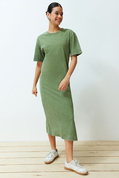 Trendyol Collection Khakifarbenes, 100 % Baumwolle, geschlitztes Etuikleid/bequemes Strick-T-Shirt-Kleid mit Antik-EffektTWOSS24EL00140
