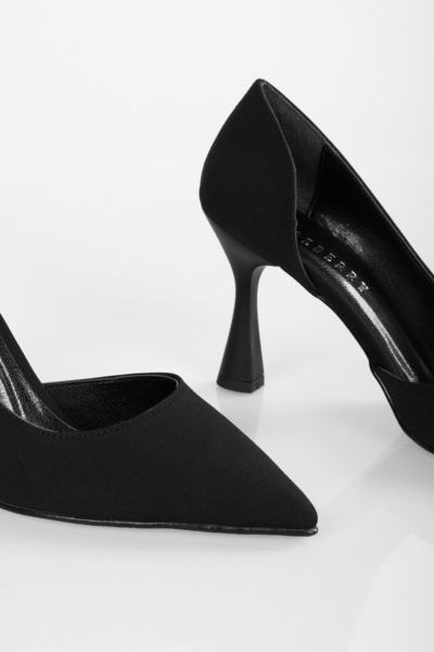 Shoeberry Dámské boty Lucas Black Matte Satin asymetrického střihu na podpatku Stiletto