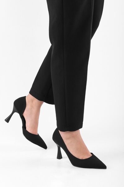 Shoeberry Dámské boty Lucas Black Matte Satin asymetrického střihu na podpatku Stiletto