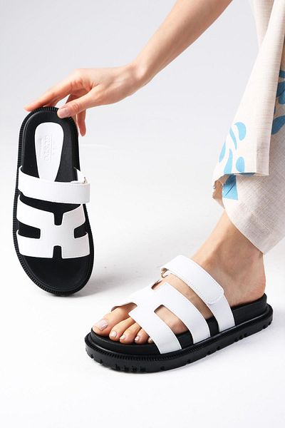 Mio Gusto Arden Damen-Hausschuhe für den Sommer und den Alltag, weiße Farbe, mit Klettverschluss und flacher Sohle