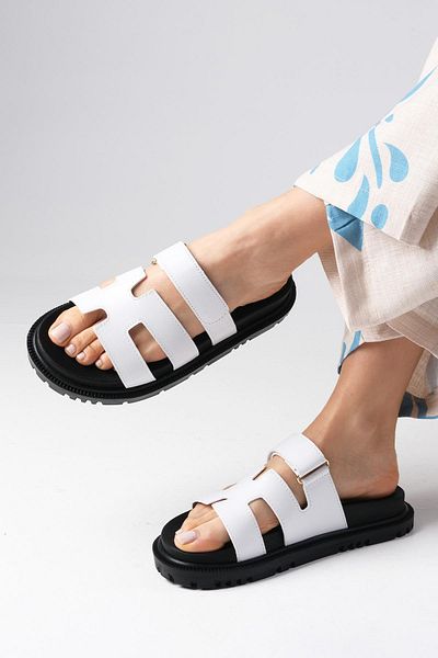 Mio Gusto Arden Damen-Hausschuhe für den Sommer und den Alltag, weiße Farbe, mit Klettverschluss und flacher Sohle