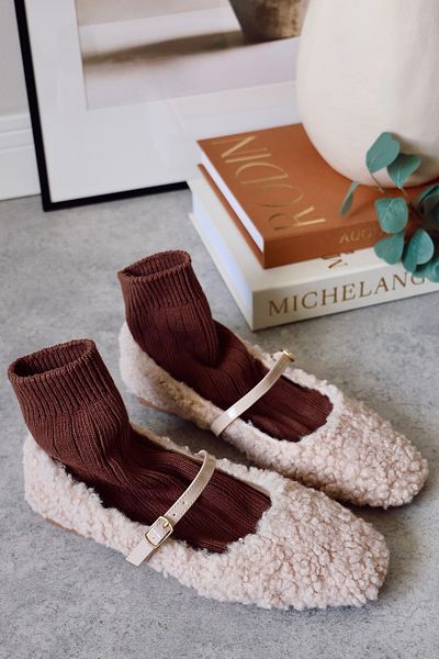 POLKA STORE Winnie Teddy Plush Closed Back Single Band Square Toe Women's Ballerina Shoes with Helmet Mary Jane