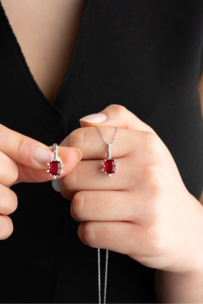 ESSARE 925 Ayar Gümüş Bordo Baget Taşlı Küpe Ve Kolye Set