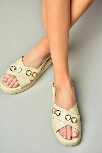 Fox Shoes S518105809 Бежеві жіночі сандалі на низькій підошві