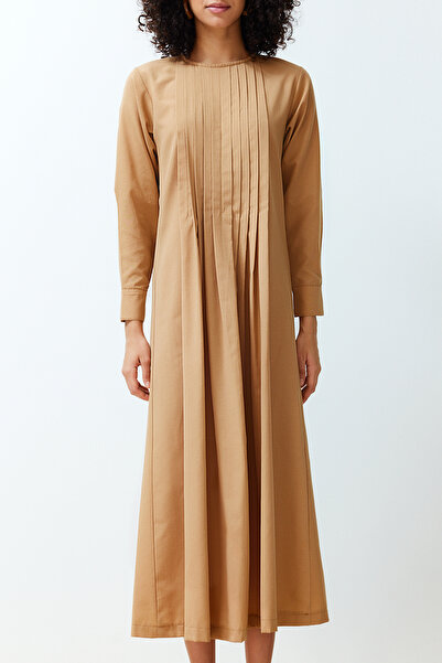 Trendyol Modest Μπεζ πλισέ λεπτομερές άνετο υφαντό φόρεμα TCTSS24EB00128