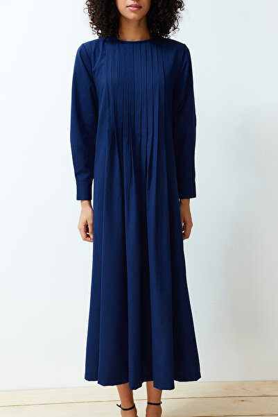 Trendyol Modest Detailní pohodlné tkané šaty v námořnické modré barvě TCTSS24EB00128