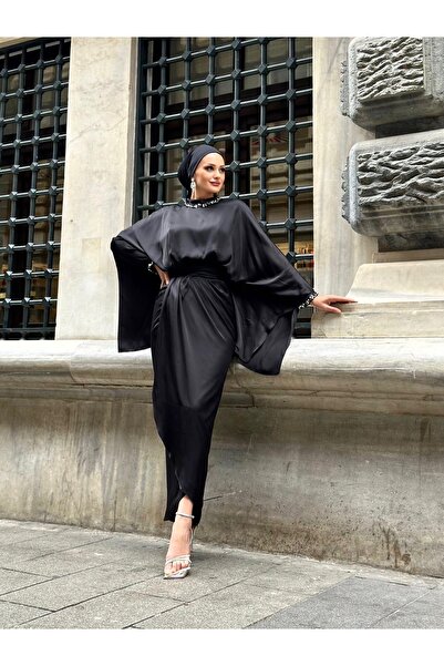 Hürrem Aldinç SİYAH İPEK SATENLE İŞLENMİŞ TAŞ DETAYLI BALIK ANVELOP ETEK: ELE...