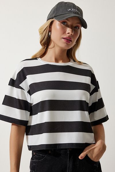 Happiness İstanbul Gestreiftes, kurz geschnittenes Strick-T-Shirt für Damen in Weiß und Schwarz mit Rundhalsausschnitt HF00452