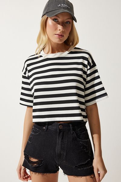 Happiness İstanbul Schwarzes, gestreiftes, kurzes Strick-T-Shirt mit Rundhalsausschnitt für Damen CR00427