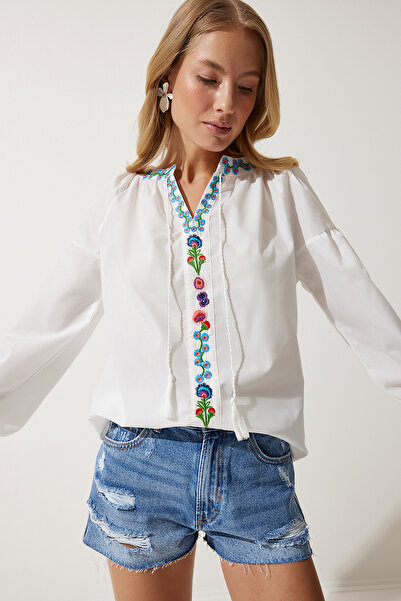 Happiness İstanbul Dámská bílá popelínová halenka s vyšívaným balonovým rukávem ES00160