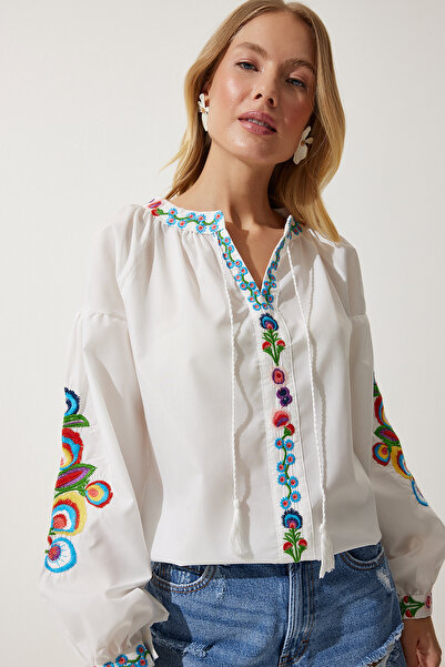 Happiness İstanbul Dámská bílá popelínová halenka s vyšívaným balonovým rukávem ES00160