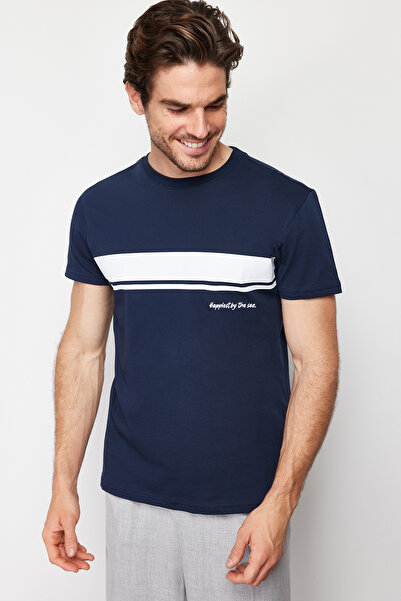 Trendyol Collection Sötétkék csíkos nyomott nyakú 100% pamut póló - TMNSS24TS00059