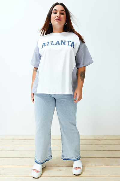 Trendyol Curve Λευκό Oversize Slogan Printed Stripes Poplin Λεπτομέρεια στο μανίκι 100% βαμβακερό πλεκτό μπλουζάκι TBBSS24BF00017