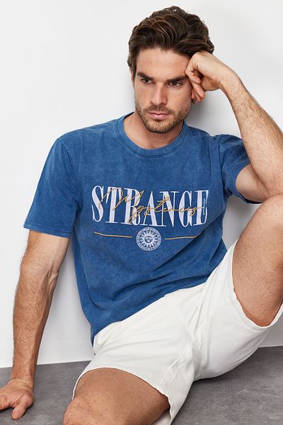Trendyol Collection Modré oversize/široký střih vybledlý efekt Text Tištěná výšivka 100% bavlna Tričko TMNSS24TS00115