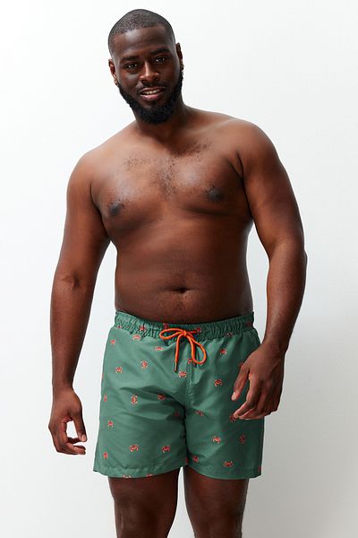 Trendyol Collection Khakifarbene Badeshorts in Übergröße – Krabbenmuster, Standardgröße TMNSS24KD00006