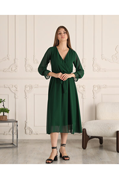 Azra Style Изумрудено зелена шифонена рокля с двойно закопчаване и колан - Мо...