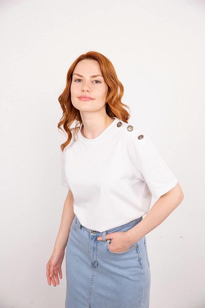 Sue Store تي شيرت أبيض برقبة دائرية وأزرار على الكتف