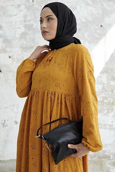 InStyle Vyšívané šaty so strapcovým golierom - horčicová