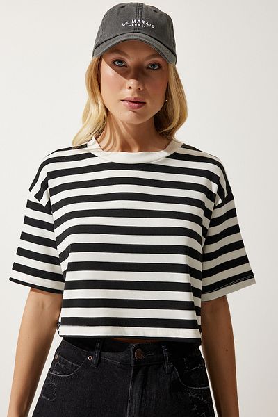 Happiness İstanbul Schwarzes, gestreiftes, kurzes Strick-T-Shirt mit Rundhalsausschnitt für Damen CR00427