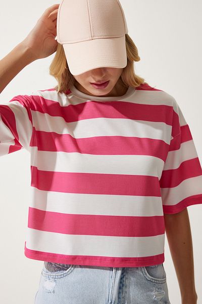 Happiness İstanbul Gestreiftes, kurzes Strick-T-Shirt für Damen in Weiß und Rosa mit Rundhalsausschnitt HF00452