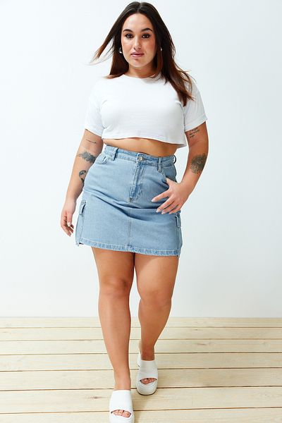Trendyol Curve تنورة جينز صغيرة بجيب كارجو أزرق TBBSS24AZ00028