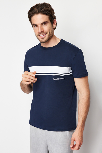 Trendyol Collection Sötétkék csíkos nyomott nyakú 100% pamut póló - TMNSS24TS00059