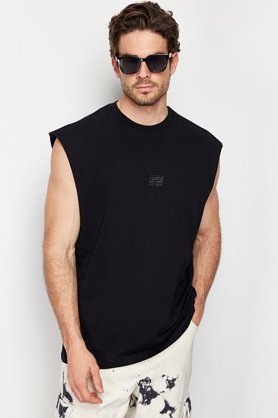 Trendyol Collection Černé triko/sportovka s tištěným textem – TMNSS24AL00005