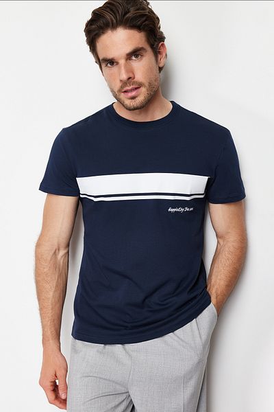Trendyol Collection Sötétkék csíkos nyomott nyakú 100% pamut póló - TMNSS24TS00059