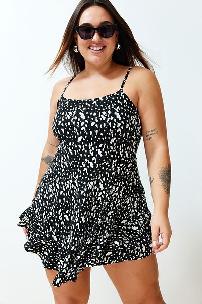 Trendyol Curve Mini-Strickoverall mit schwarzen Trägern, Volants und Shorts TBBSS24BG00000