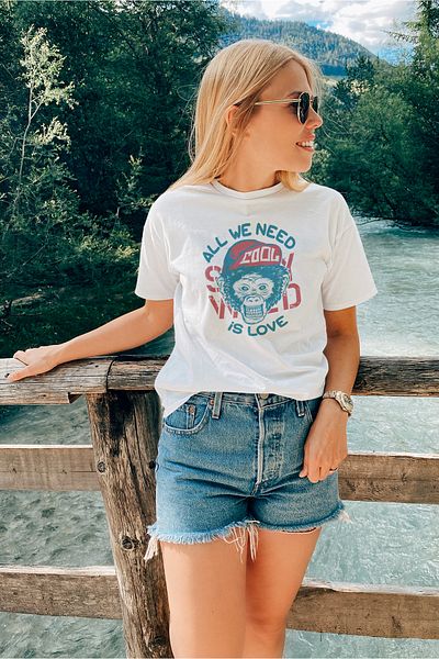 ADABEBEK All We Need Γυναικείο T-Shirt με σχέδια