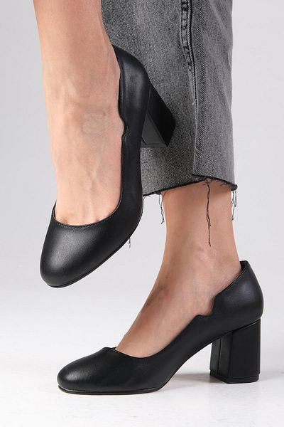 Mio Gusto Pantofi cu toc Keira de damă cu vârf rotund de culoare neagră