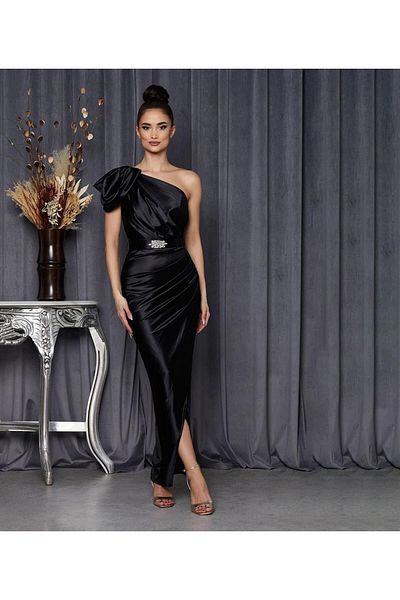 mafdress Μαύρο σατέν βραδινό φόρεμα με λεπτομέρεια με έναν ώμο
