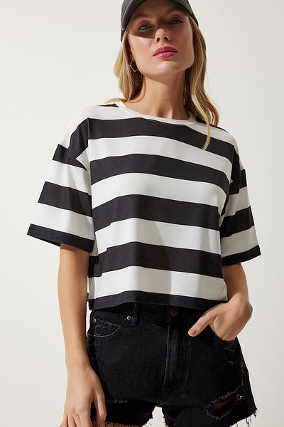 Happiness İstanbul Gestreiftes, kurz geschnittenes Strick-T-Shirt für Damen in Weiß und Schwarz mit Rundhalsausschnitt HF00452