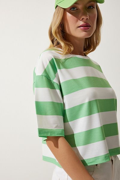Happiness İstanbul Gestreiftes, kurzes Strick-T-Shirt für Damen in Weiß und Grün mit Rundhalsausschnitt HF00452