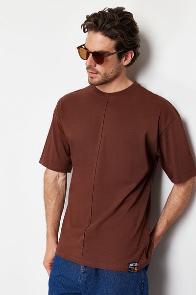 Trendyol Collection Oversize καφέ βαμβακερό μπλουζάκι - Λεπτομέρεια ραφής TMNSS24TS00153