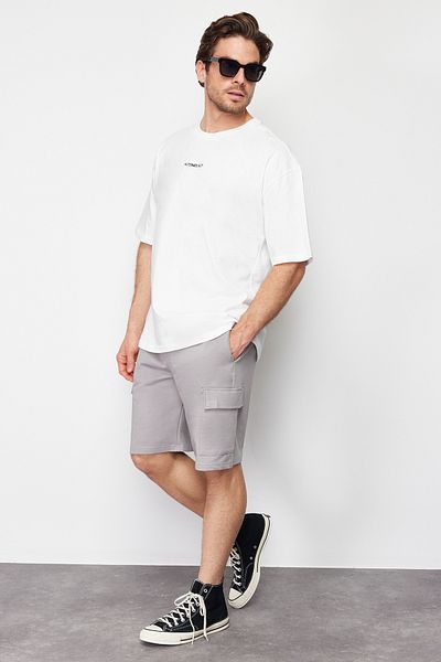 Trendyol Collection Graue Oversize-Shorts mit versteckter Kordel und Gummibund - Cargotasche, Etikett TMNSS24SR00018