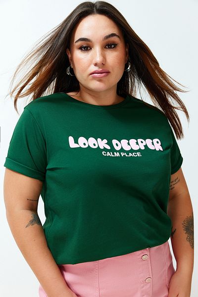 Trendyol Curve Boyfriend-T-Shirt aus 100 % Baumwolle in Übergröße mit dunkelgrünem Slogan – TBBSS24BF00036