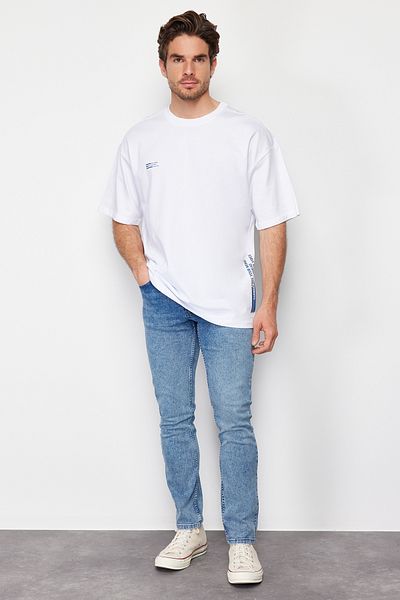 Trendyol Collection Weißes T-Shirt mit Oversize-Schriftzug aus 100 % Baumwolle TMNSS24TS00075