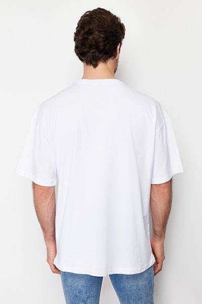 Trendyol Collection Λευκό Oversize κείμενο εμπριμέ 100% βαμβακερό T-shirt TMNSS24TS00075