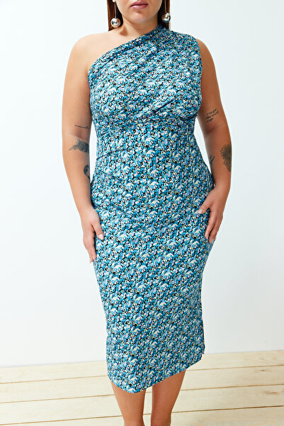 Trendyol Curve Modrý tištěný vypasovaný detail se stahovací šňůrkou na jedno rameno Pletené šaty velké velikosti Tbbss24Ah00128