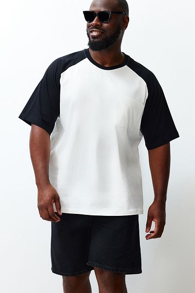 ترينديول كوليكشن تي شيرت قطني كبير الحجم من Ecru Colorblock - مع جيب TMNSS24BF00044
