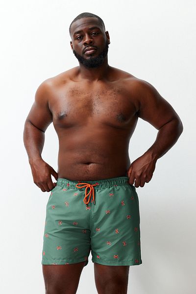 Trendyol Collection Khakifarbene Badeshorts in Übergröße – Krabbenmuster, Standardgröße TMNSS24KD00006