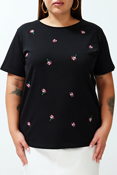 Trendyol Curve Tričko Boyfriend Cut Black Floral Embroidery Plus Size – 100 % bavlna Tbbss24Bf00029