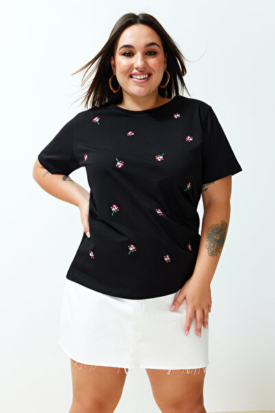 Trendyol Curve Tričko Boyfriend Cut Black Floral Embroidery Plus Size – 100 % bavlna Tbbss24Bf00029
