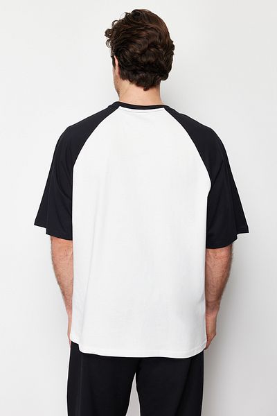 Trendyol Collection Μαύρο μπλουζάκι Oversize/Wide Cut 100% Cotton εμπριμέ από ύφασμα TMNSS24TS00139
