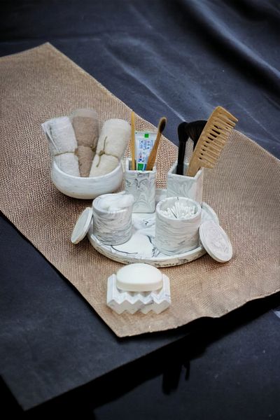 Trust Stone Σετ μπάνιου από σκυρόδεμα Marble Series με δίσκο, βαμβακερή πετσέτα, σετ πετσετοθήκης και σαπουνιού