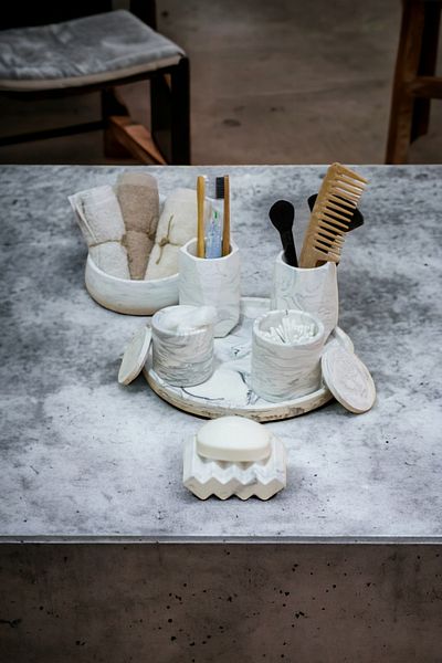 Trust Stone Σετ μπάνιου από σκυρόδεμα Marble Series με δίσκο, βαμβακερή πετσέτα, σετ πετσετοθήκης και σαπουνιού