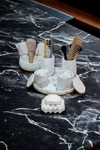 Trust Stone Σετ μπάνιου από σκυρόδεμα Marble Series με δίσκο, βαμβακερή πετσέτα, σετ πετσετοθήκης και σαπουνιού